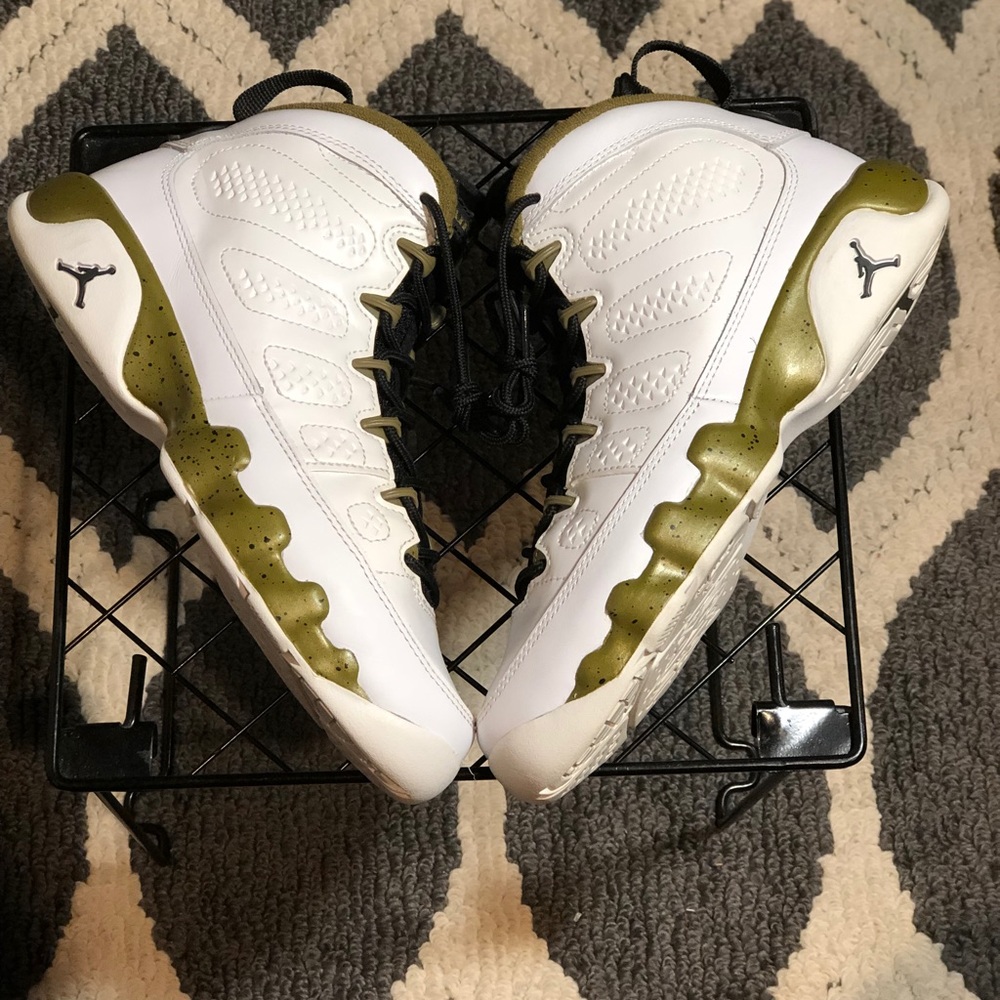 Jordan 9 Statue